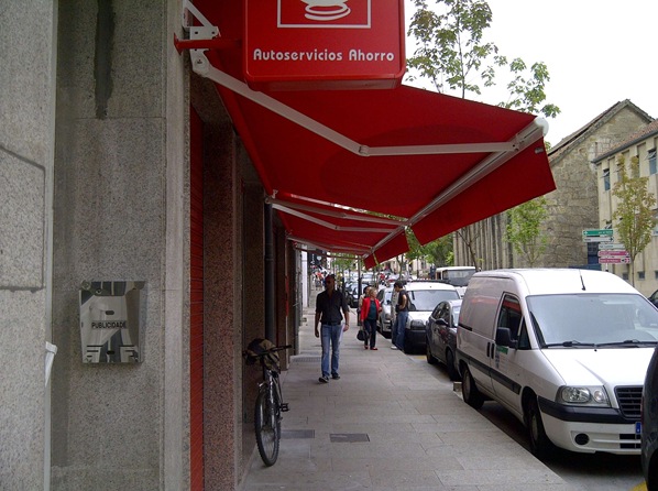 Toldo fachada para el super Familia en Calle Galeras (Santiago de Compostela)