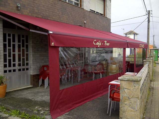 Bar Cobas eligió un toldo modelo Arzúa con lona acrílica para la protección de su terraza