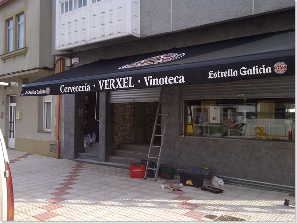 Cervecería Verxel (Carballo) ha optado por un toldo modelo Arzúa con estética de Estrella Galicia