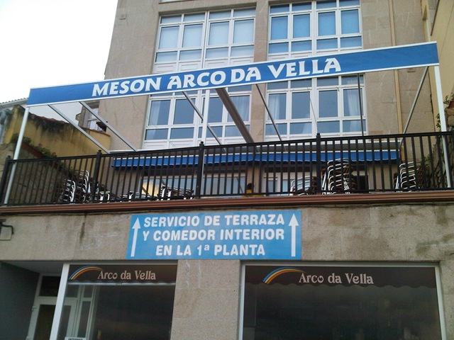 En el Mesón Arco da Vella (Finisterre) se ha colocado una estructura para cubrir la terraza con un toldo modelo Umia