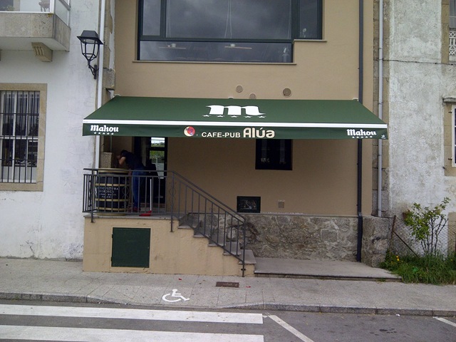 En la Cafetería Alúa se ha colocado un toldo en tejido acrílico de color verde y rotulado en blanco