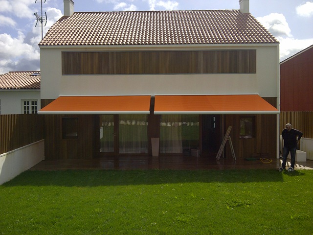 Toldo modelo Tgmbox L500 de color naranja con cofre abierto