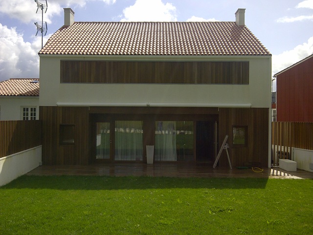 Toldo modelo Tgmbox L500 de color naranja con cofre cerrado