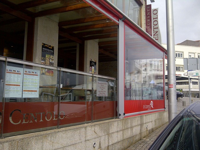 El Restaurante O Centolo (Finisterre) nos ha encargado el cierre de su terraza para poder disfrutarla a cualquier momento, llueva o haga sol