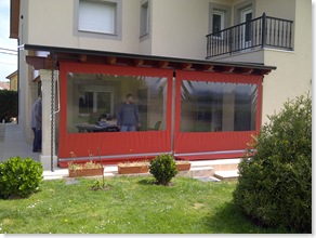 E toldo cortina es un buen método para disfutar de una terraza incluso en invierno