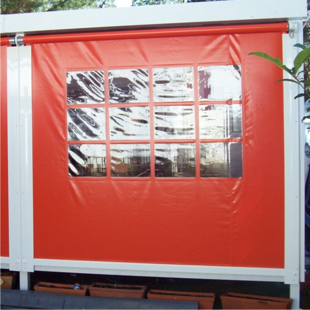 toldo vertical rojo con ventanas